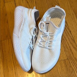 Sleek White Athletic Shoes with Breathable Mesh